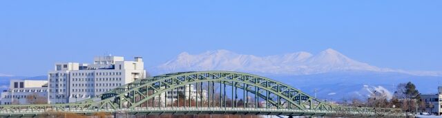 冬の旭橋と大雪山